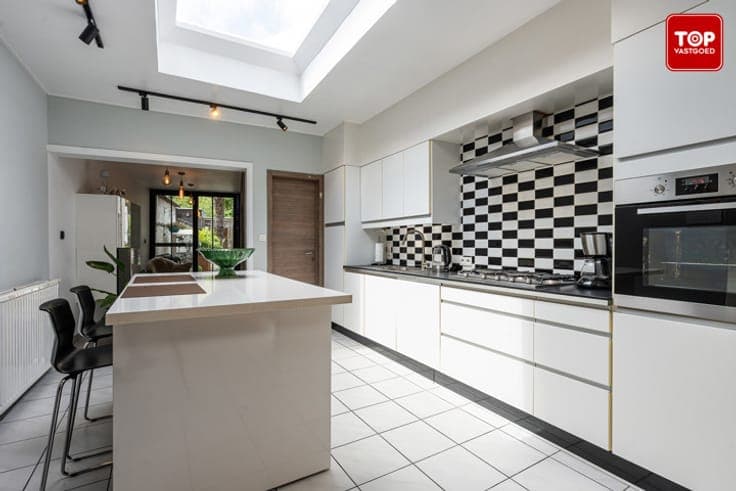 Instapklare woning met mooi aangelegde tuin.