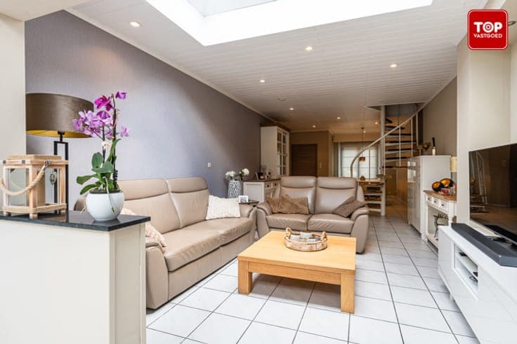 Instapklare woning met mooi aangelegde tuin.