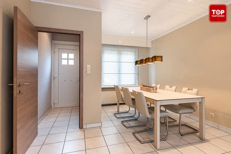 Instapklare woning met mooi aangelegde tuin.