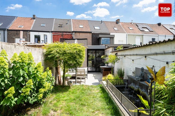 Instapklare woning met mooi aangelegde tuin.