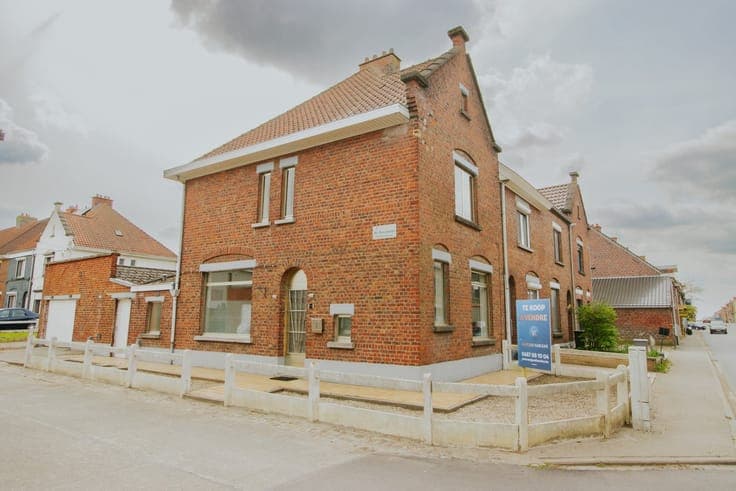 Te renoveren WOONHUIS mét 3 slaapkamers, een zonnige tuin...