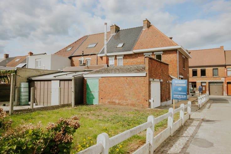 Te renoveren WOONHUIS mét 3 slaapkamers, een zonnige tuin...