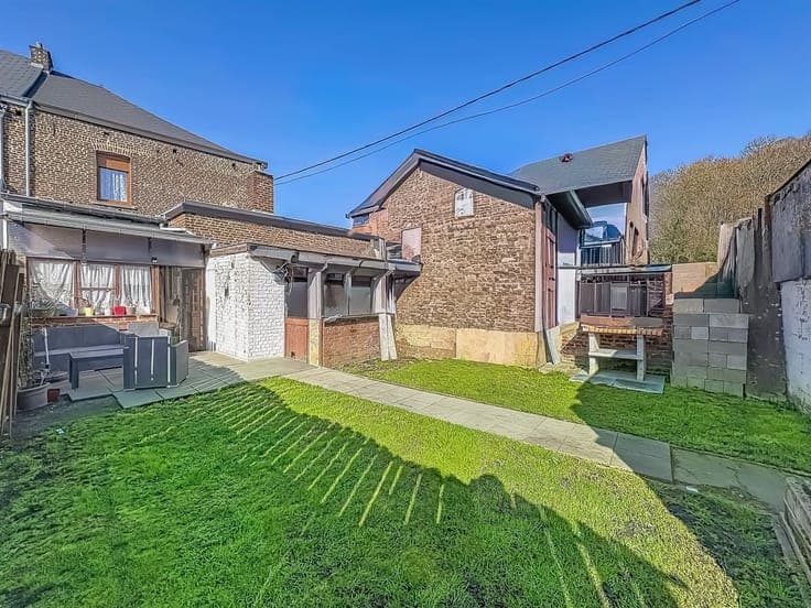 BONNE MAISON D'ANGLE AVEC GARAGE ET JARDIN