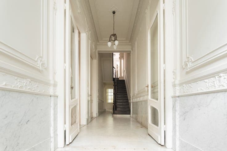 Classic property brimming with grandeur and a green city gar