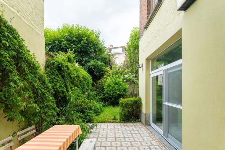 Classic property brimming with grandeur and a green city gar