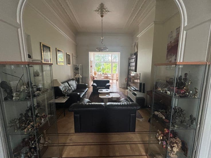 6-bedroom single-family home, 2 offices, large garden
