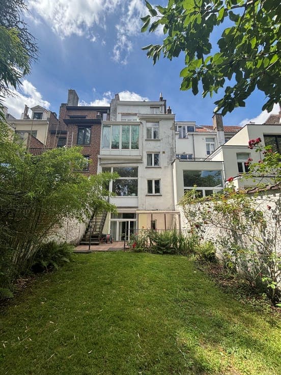 6-bedroom single-family home, 2 offices, large garden