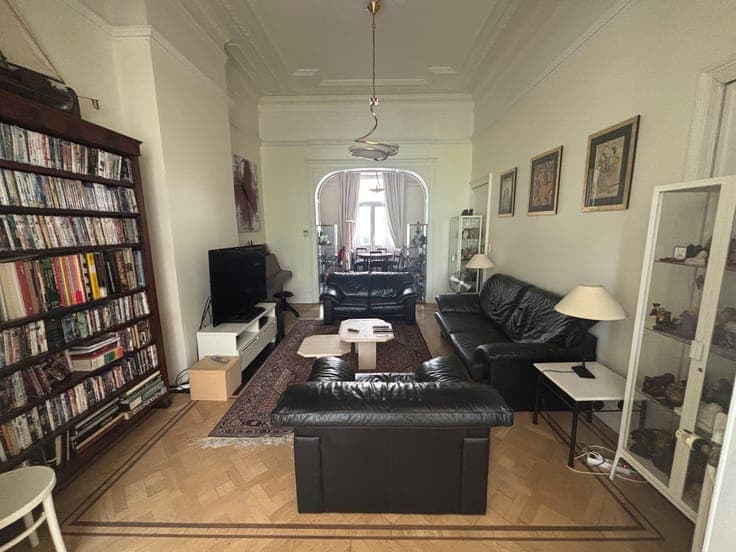 6-bedroom single-family home, 2 offices, large garden