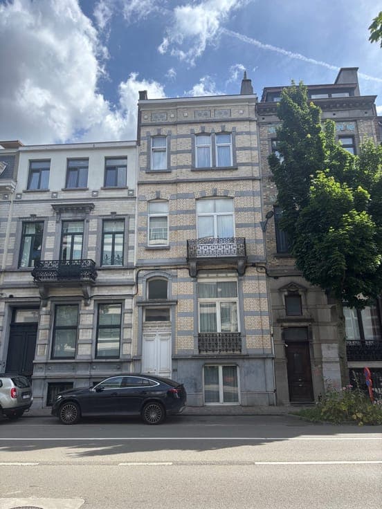 6-bedroom single-family home, 2 offices, large garden