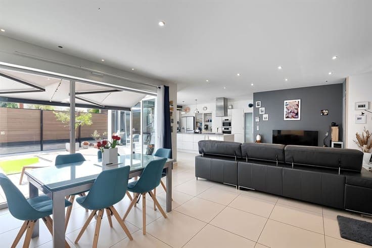 Superbe maison 3 façades avec piscine, garage 2 voitures!
