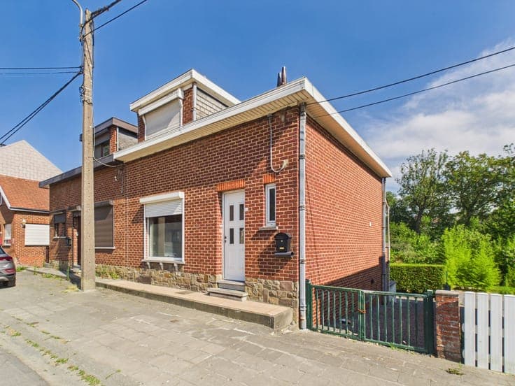 2-Bedroom House with GARDEN & PARKING