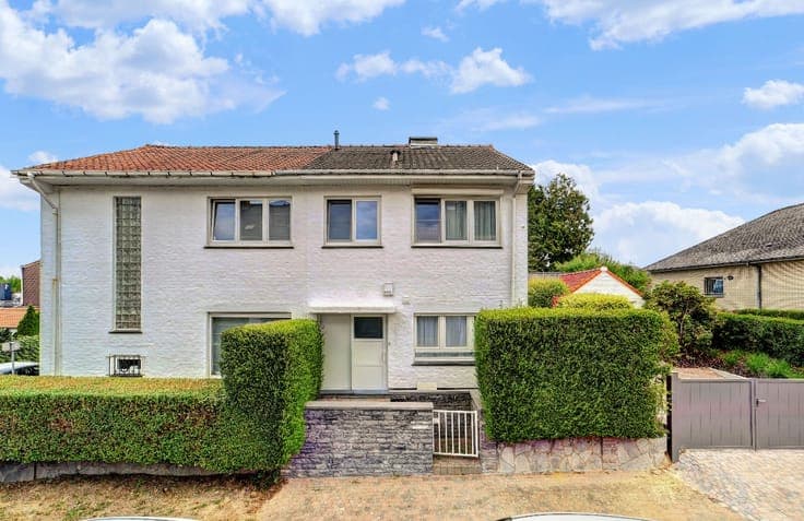 Charming home with garden & garage in Kraainem