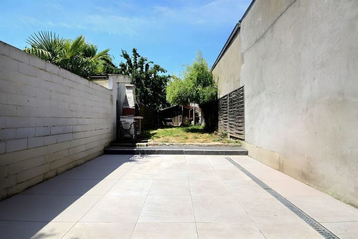 Maison avec quatre chambres, terrasses et jardin