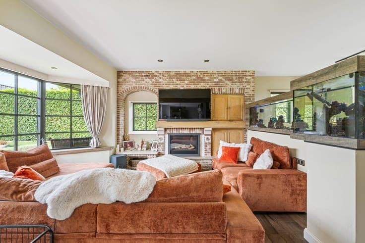 Beautiful villa with a view over meadows on 1.6 hectares in