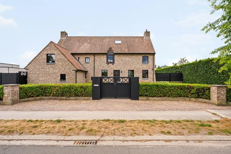 Beautiful villa with a view over meadows on 1.6 hectares in