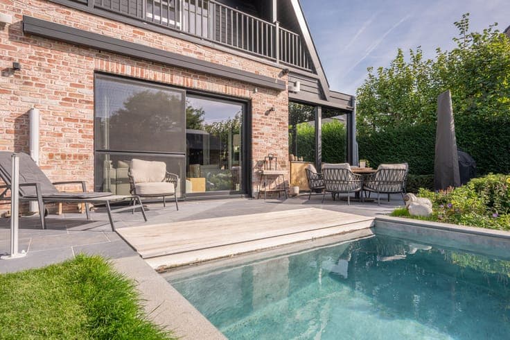 Luxurious Detached Villa with Swimming Pool, Beautifully Lan