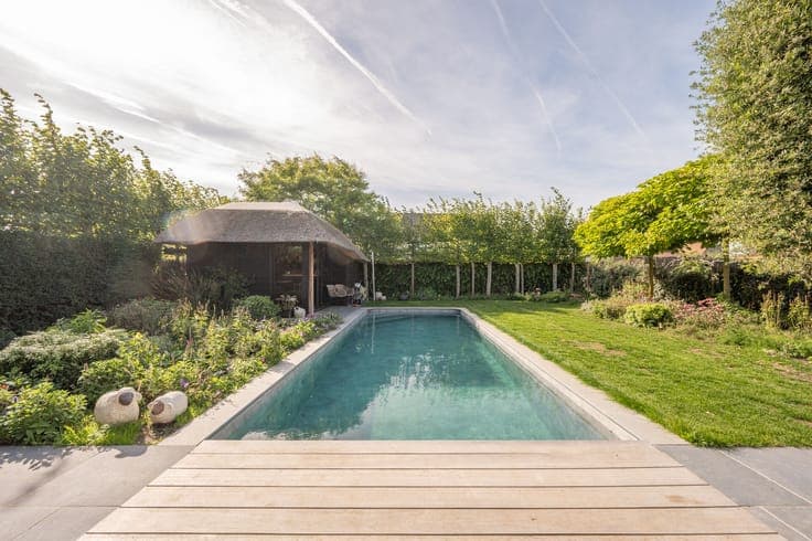 Luxurious Detached Villa with Swimming Pool, Beautifully Lan