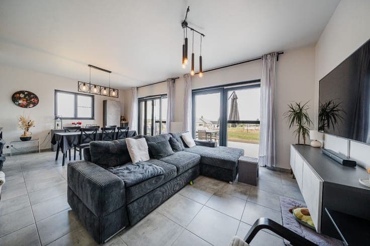 New-build 5-bedroom house with dual living spaces in Wardin