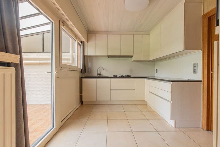 PRIMA ONDERHOUDEN GEZINSWONING MET 3 SLAAPKAMERS, LEUKE TUIN