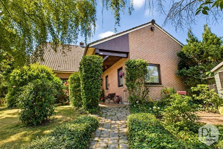 Spacious family home, multiple garages and landscaped garden