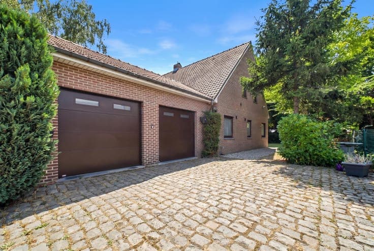 Spacious family home, multiple garages and landscaped garden