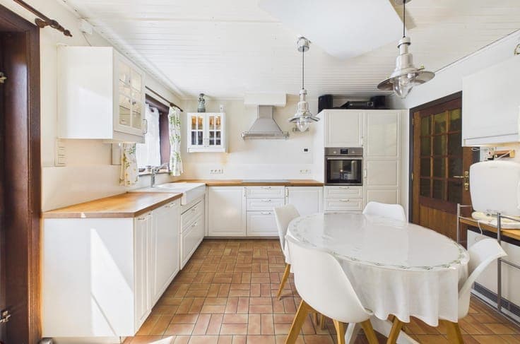Spacious family home, multiple garages and landscaped garden