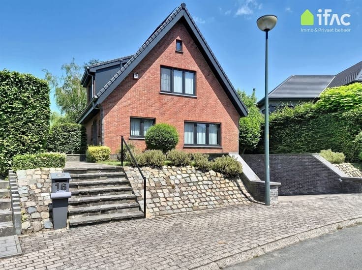 Peacefully located renovated villa in perfect condition