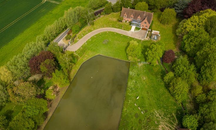 Villa with great potential on large plot in Lennik