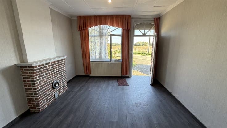 RENOVATION REQUIRED HOUSE WITH 3 BEDROOMS, GARDEN, AND BEAUT