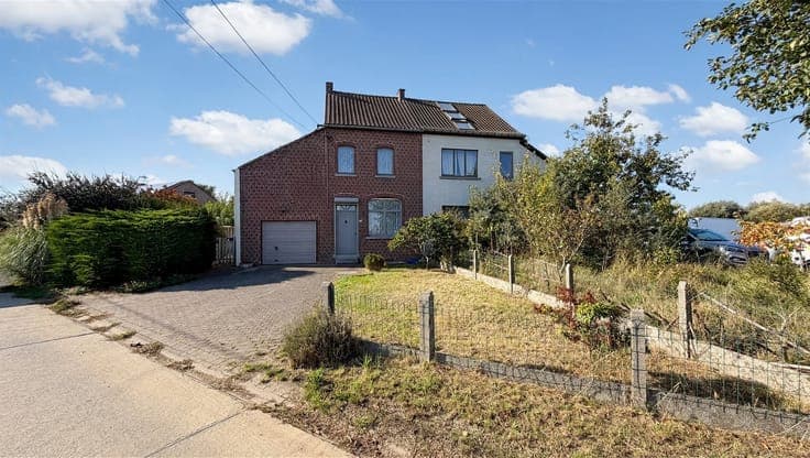 RENOVATION REQUIRED HOUSE WITH 3 BEDROOMS, GARDEN, AND BEAUT