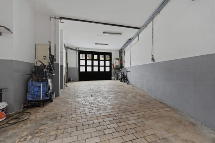 Mansion with warehouse and elevator in a prime location
