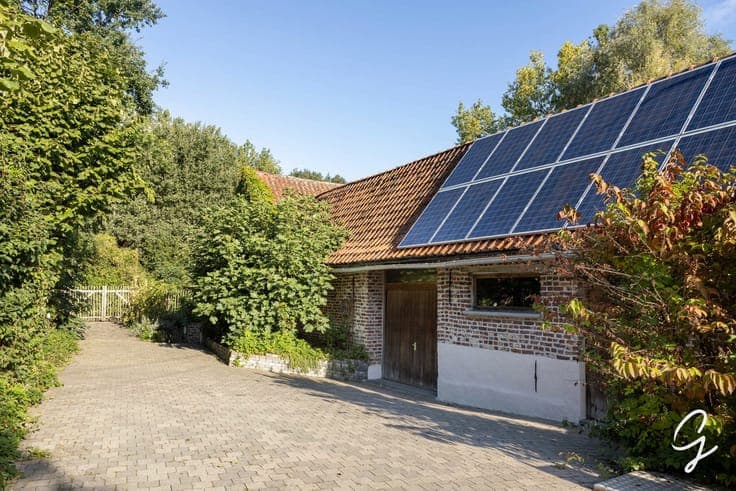 UNIQUELY LOCATED FARMHOUSE ON 1.1 HA