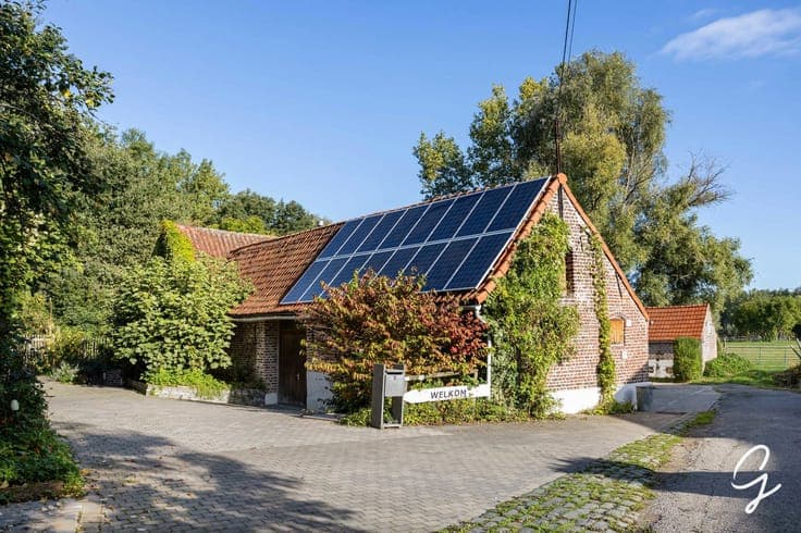 UNIQUELY LOCATED FARMHOUSE ON 1.1 HA