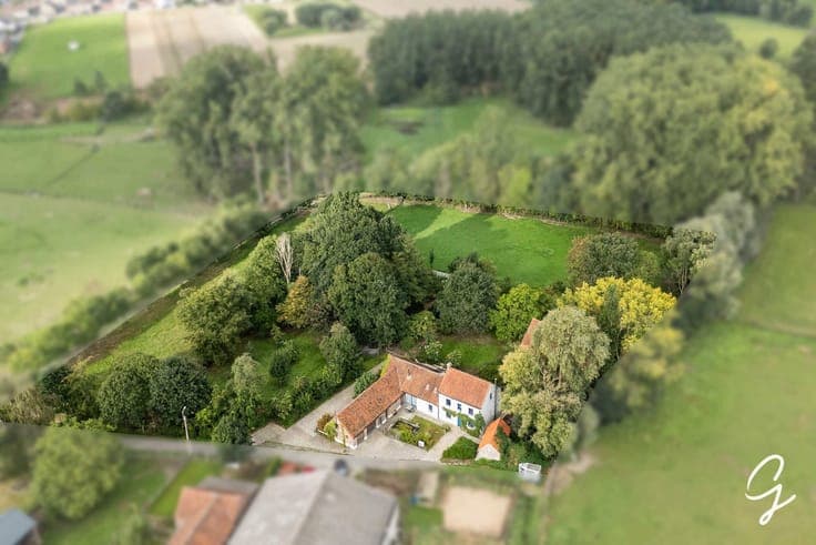 UNIQUELY LOCATED FARMHOUSE ON 1.1 HA