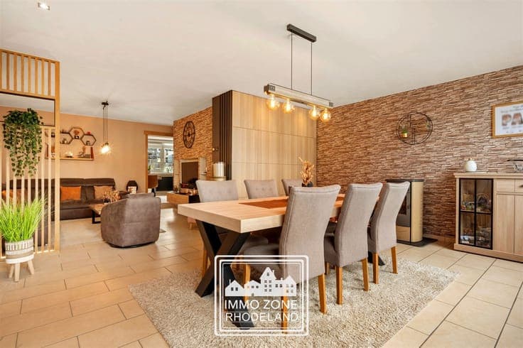 Attractive, move-in-ready home with 3 bedrooms, a garage, an