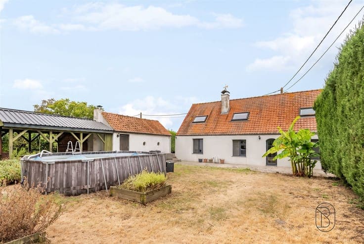 Country home with 3 bedrooms, a garage, and a spacious yard