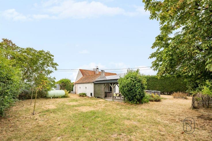 Country home with 3 bedrooms, a garage, and a spacious yard