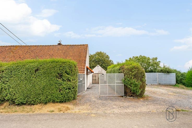 Country home with 3 bedrooms, a garage, and a spacious yard