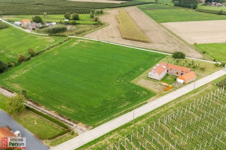Unieke open bebouwing in hoevestijl op een uitgestrekt do...