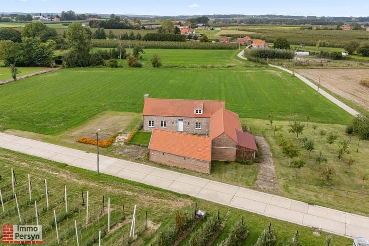Unieke open bebouwing in hoevestijl op een uitgestrekt do...