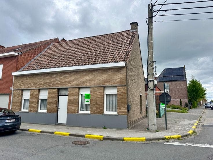 House to renovate with garage and garden in Beveren-Leiei