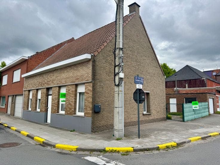 House to renovate with garage and garden in Beveren-Leiei