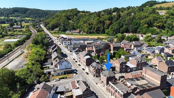 Immeuble comprenant rez commercial et deux appartements