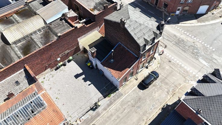 Immeuble comprenant rez commercial et deux appartements