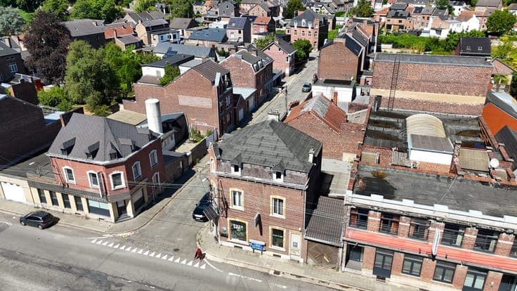 Immeuble comprenant rez commercial et deux appartements