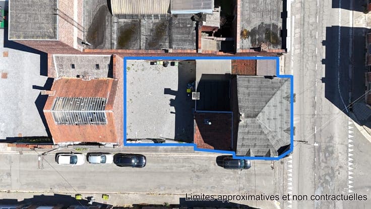 Immeuble comprenant rez commercial et deux appartements