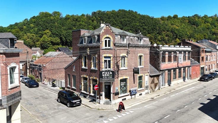 Immeuble comprenant rez commercial et deux appartements