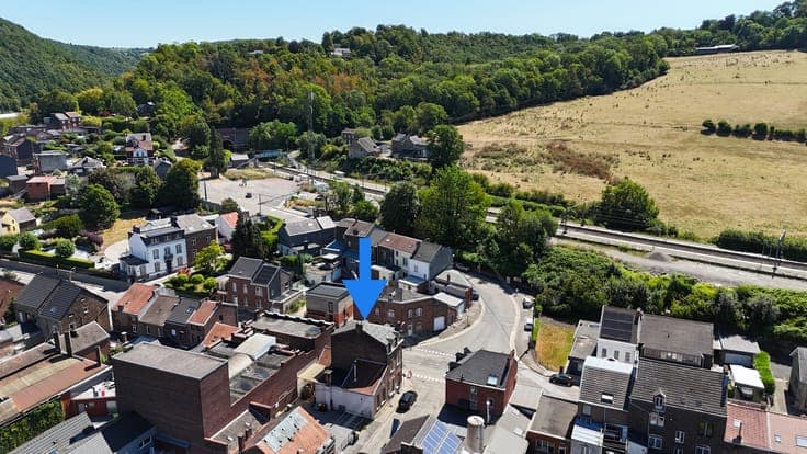 Immeuble comprenant rez commercial et deux appartements