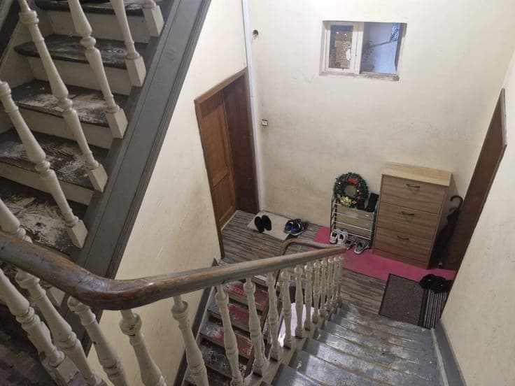 For sale: 8-studio investment property to renovate + depot