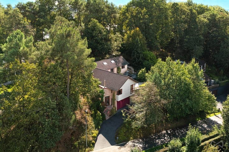 A spacious and characterful house set in green surroundings